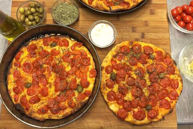 Niente pelati, poca patata e solo olio extravergine: come si prepara una vera focaccia barese